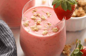 Strawberry Smoothie (4 Ingredients, No Ice!)